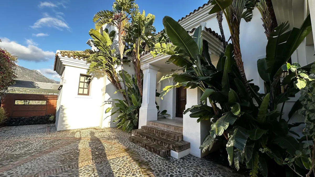 5-Bedroom Villa in The Golden Mile 4