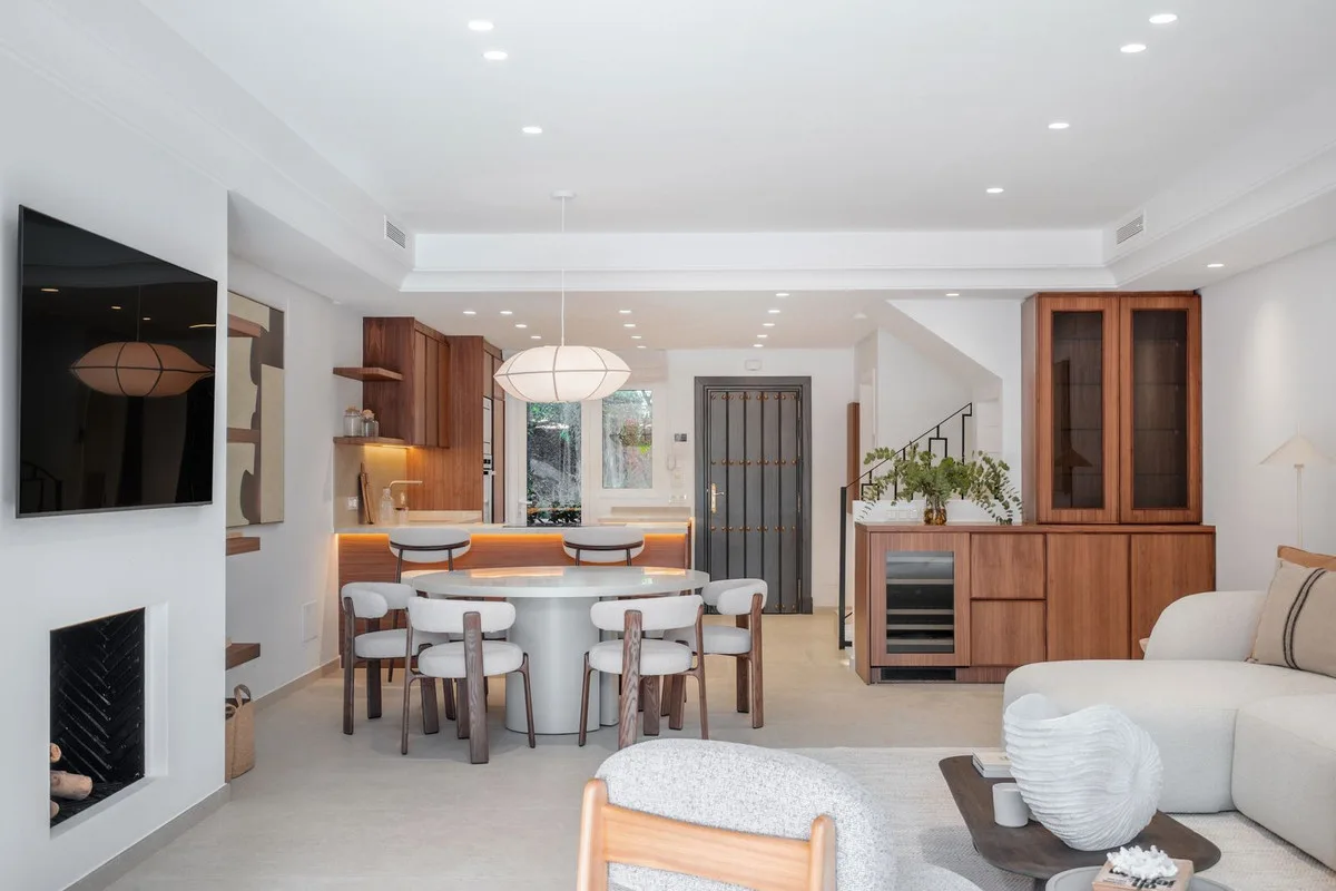 4-Bedroom Villa in The Golden Mile 5