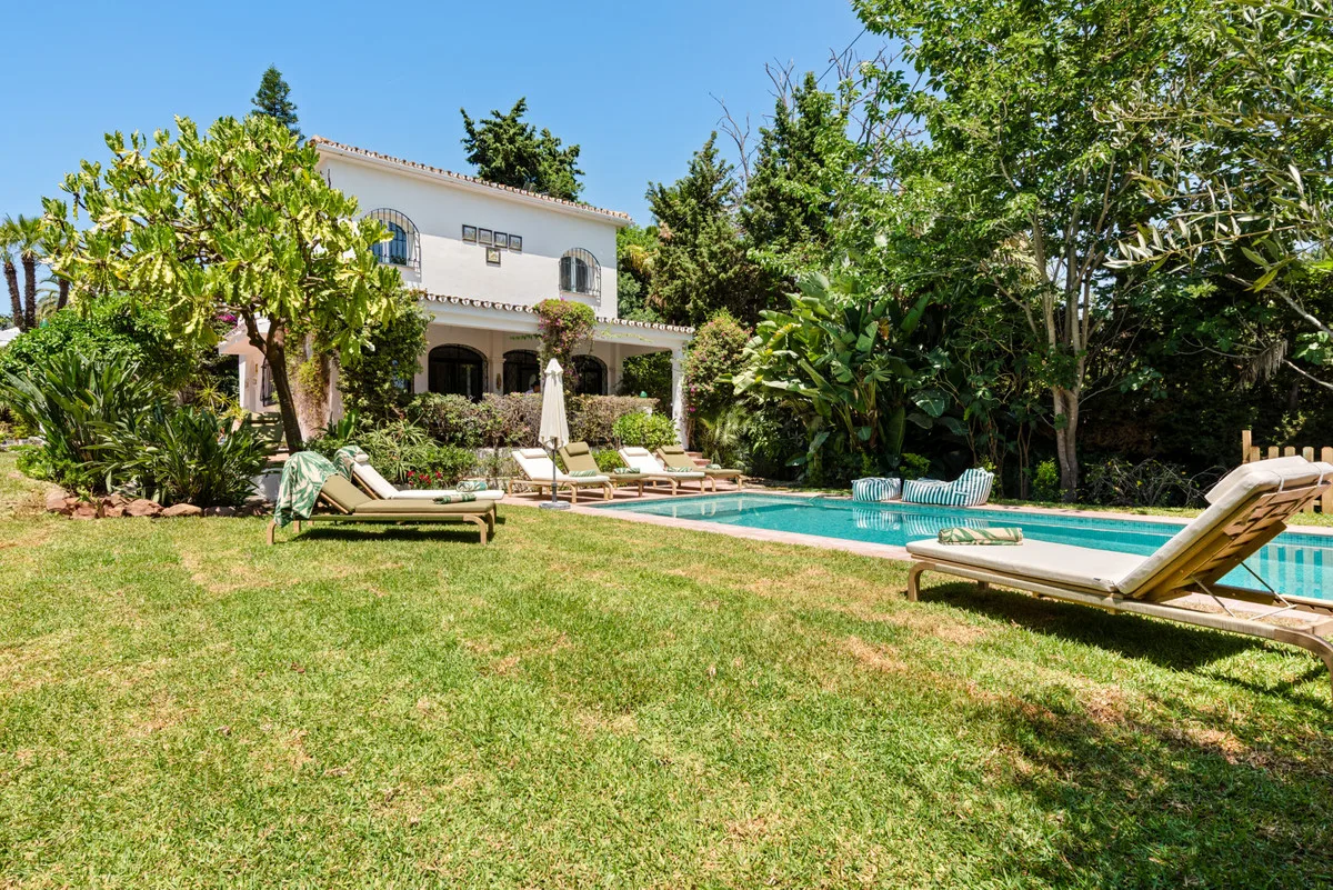 4-Bedroom Villa in Nueva Andalucía 2