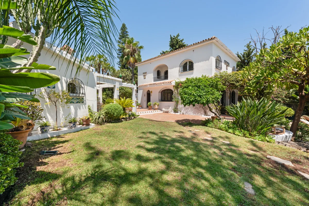 4-Bedroom Villa in Nueva Andalucía 4