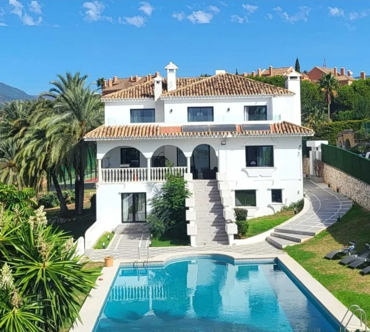 7-Bedroom Villa in Nueva Andalucía — Nueva Andalucía