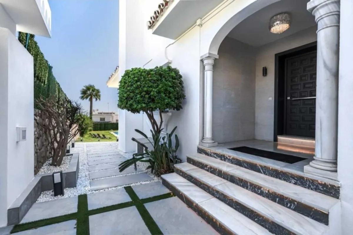 7-Bedroom Villa in Nueva Andalucía 2