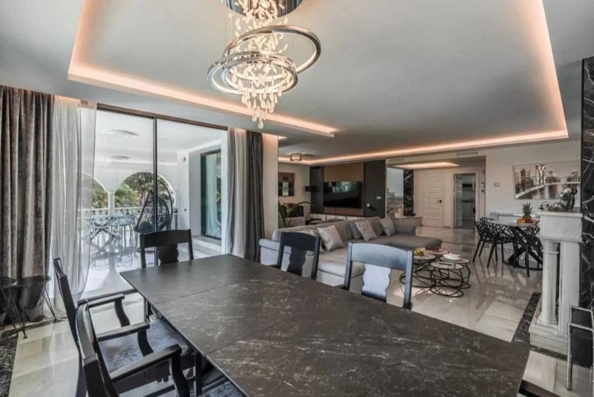 7-Bedroom Villa in Nueva Andalucía 4