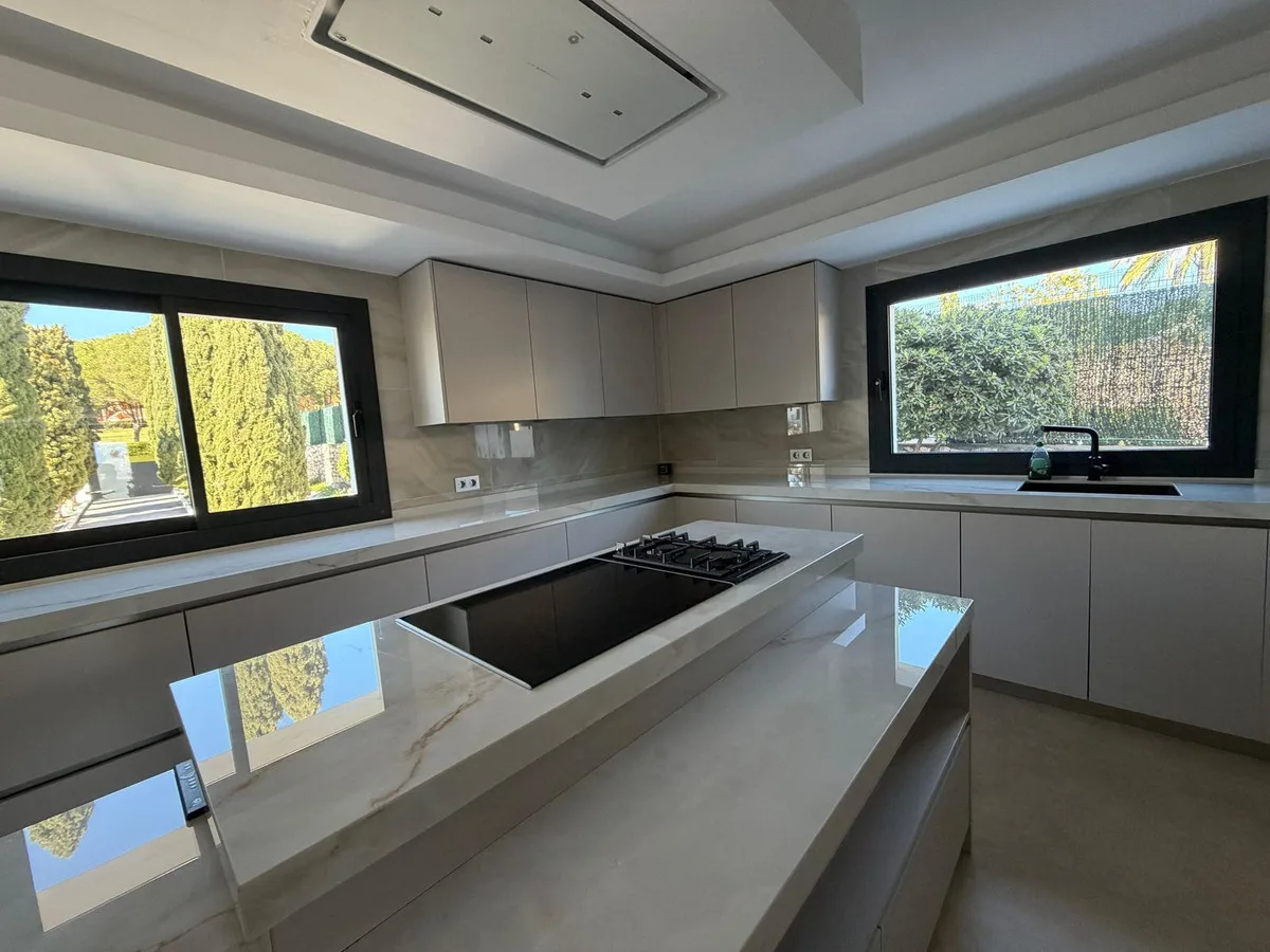 7-Bedroom Villa in Nueva Andalucía 5