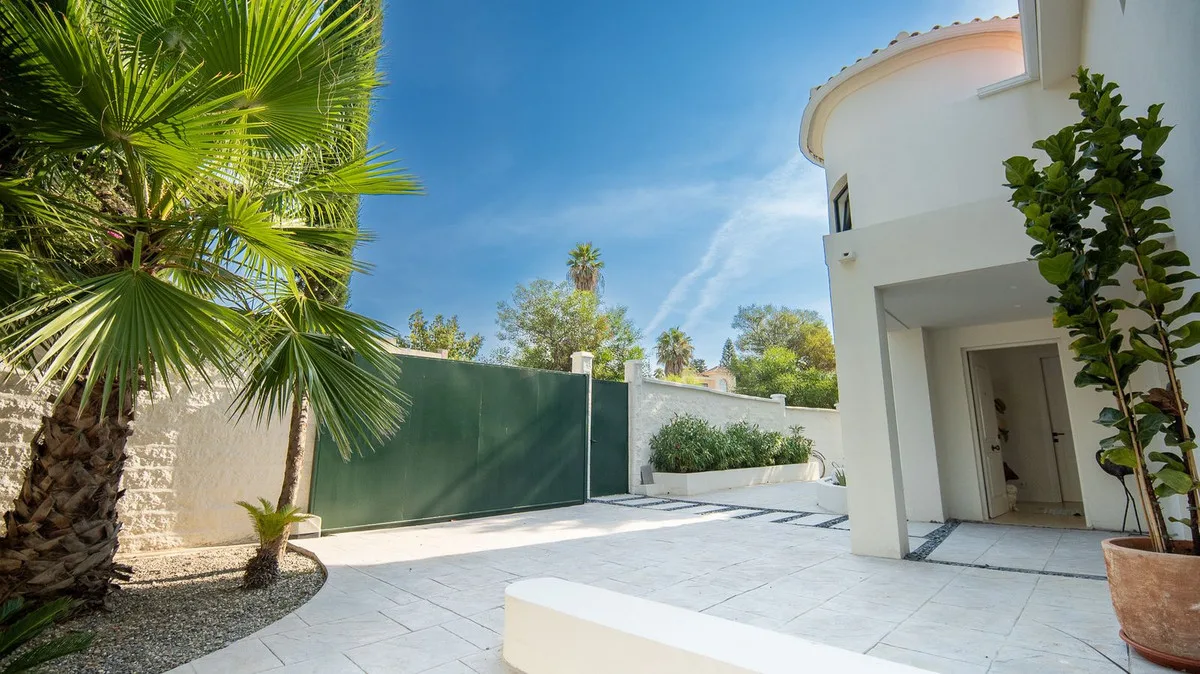 5-Bedroom Villa in Estepona 4