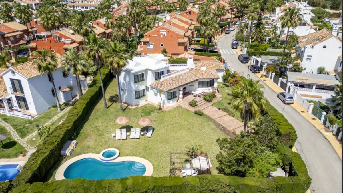 A spacious family villa in Estepona
