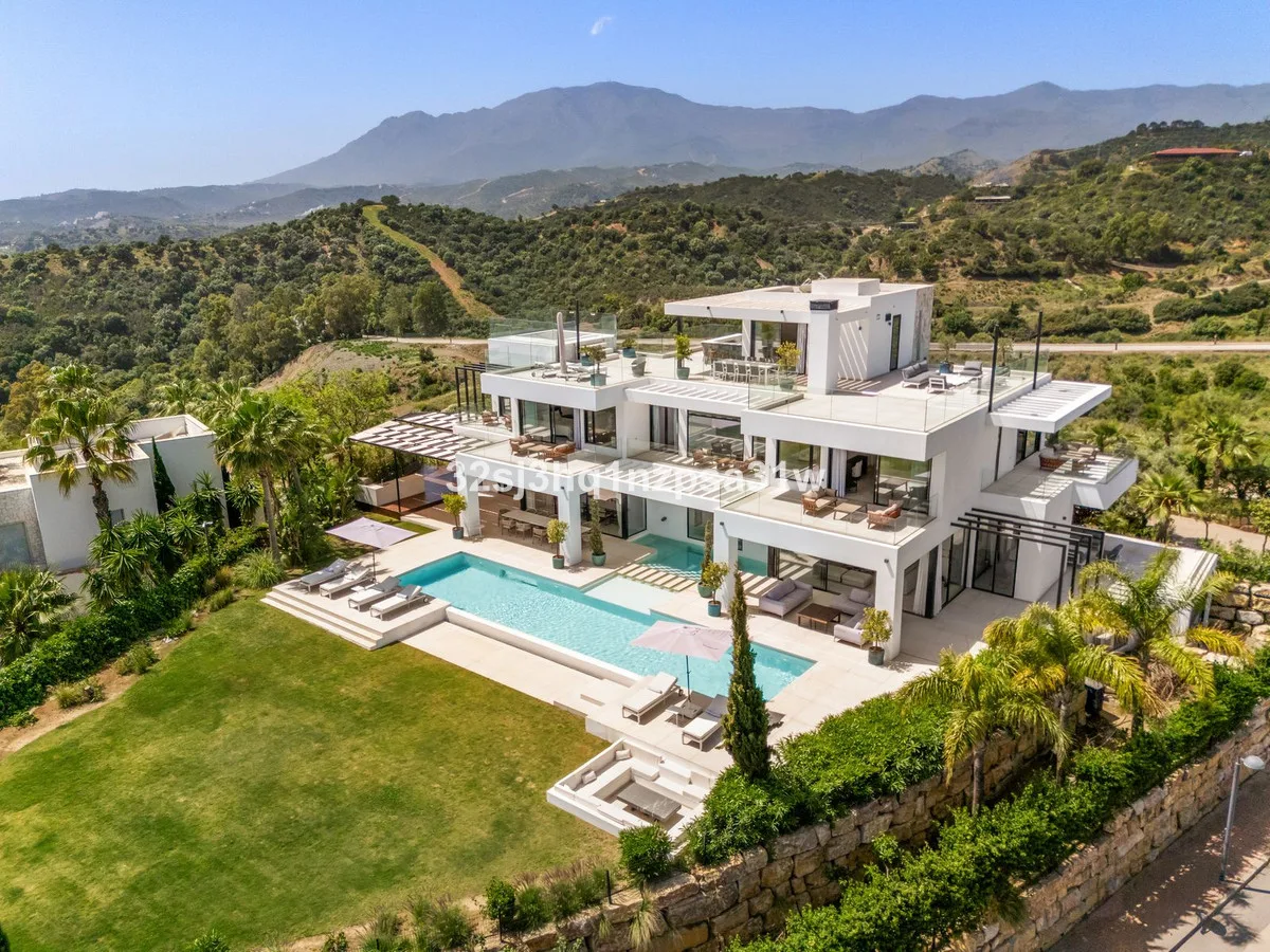 9-Bedroom Villa in Estepona 2