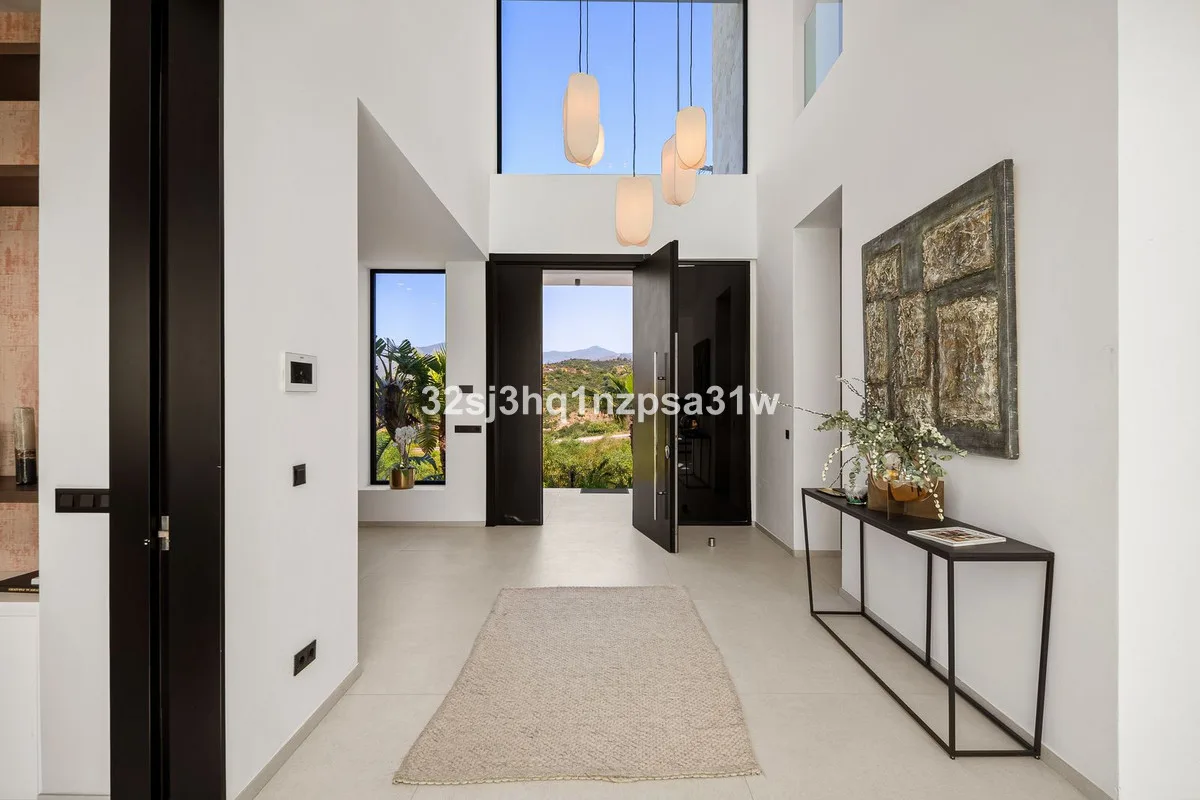 9-Bedroom Villa in Estepona 3