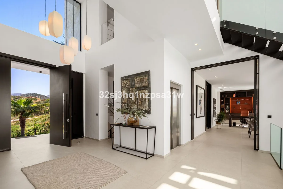 9-Bedroom Villa in Estepona 4