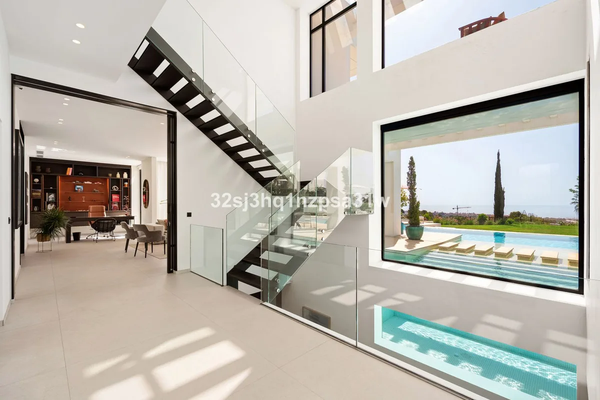 9-Bedroom Villa in Estepona 5