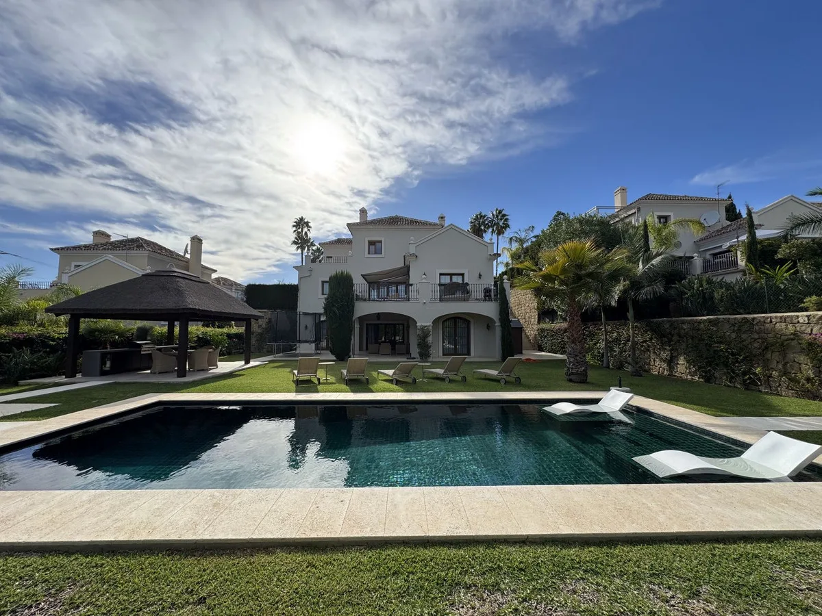 4-Bedroom Villa in El Paraiso 3