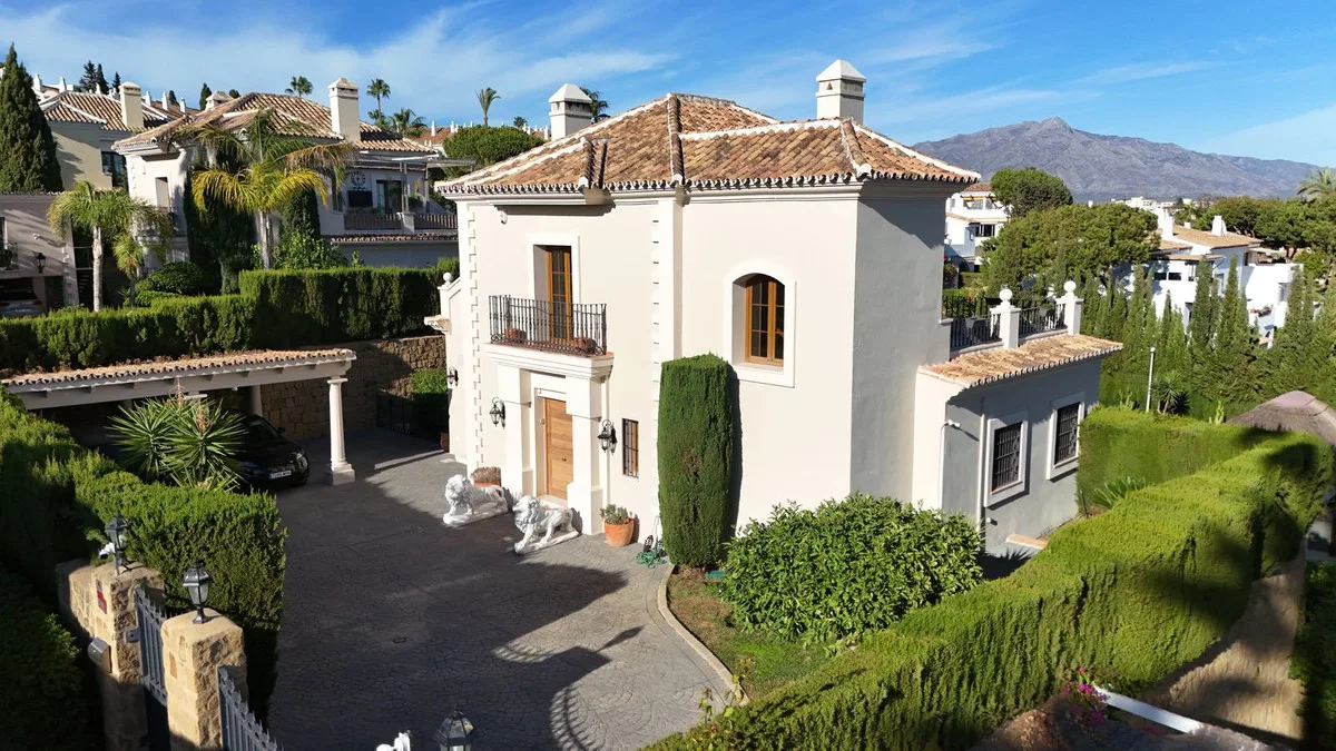 4-Bedroom Villa in El Paraiso 4