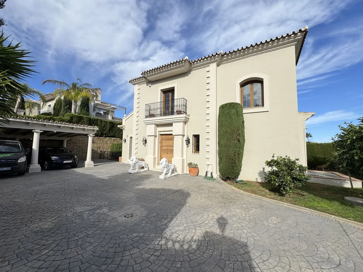 4-Bedroom Villa in El Paraiso 5