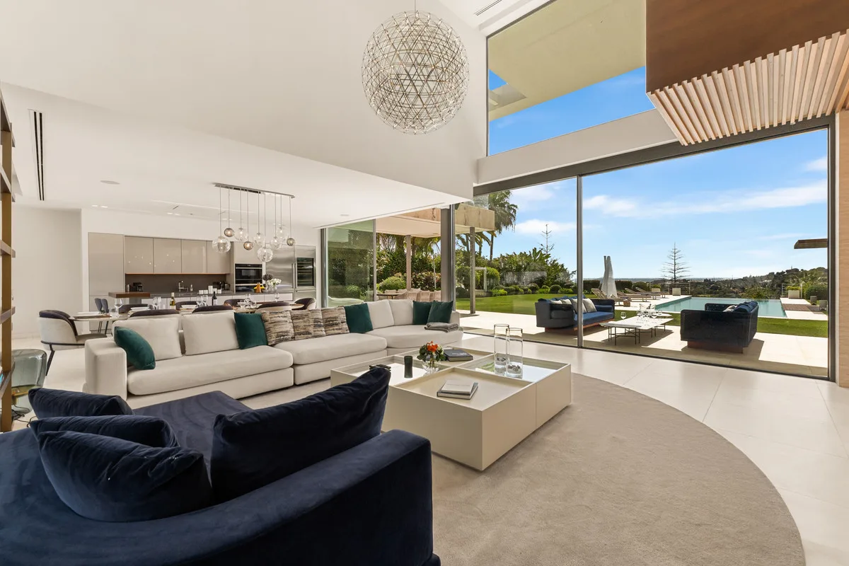 6-Bedroom Villa in Nueva Andalucía 2