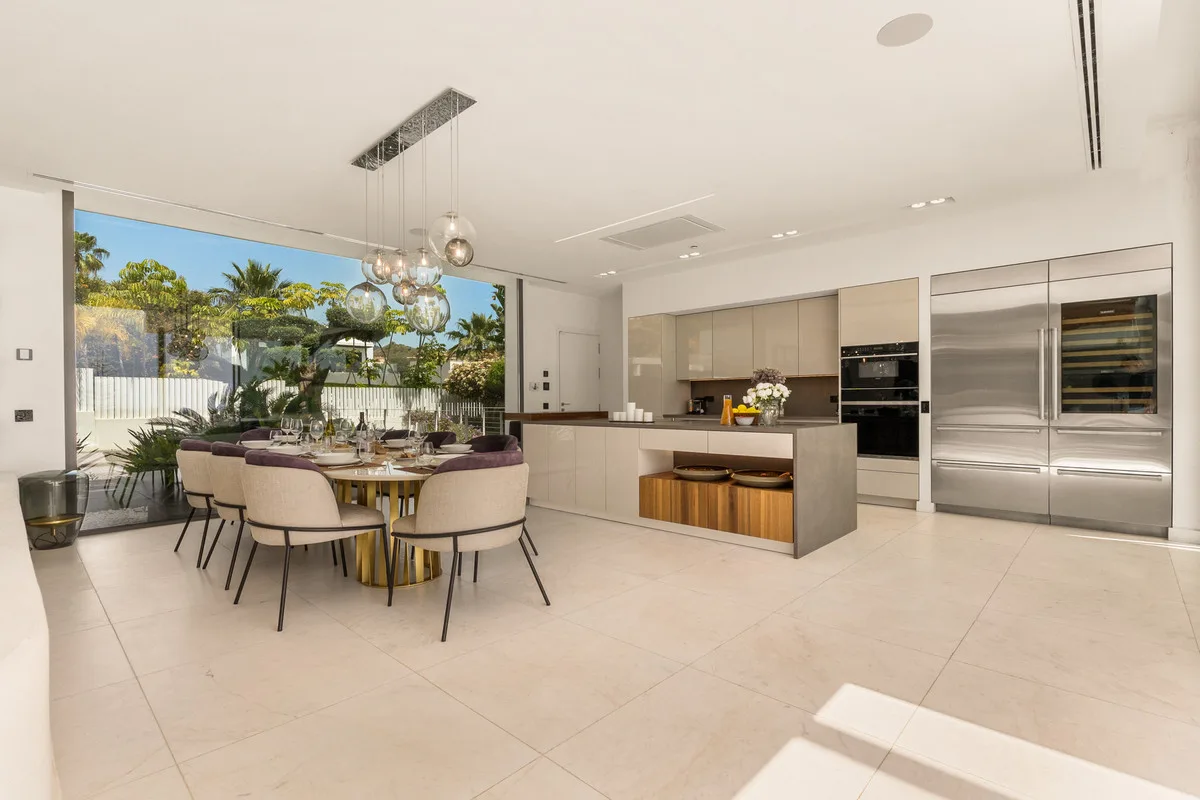 6-Bedroom Villa in Nueva Andalucía 3