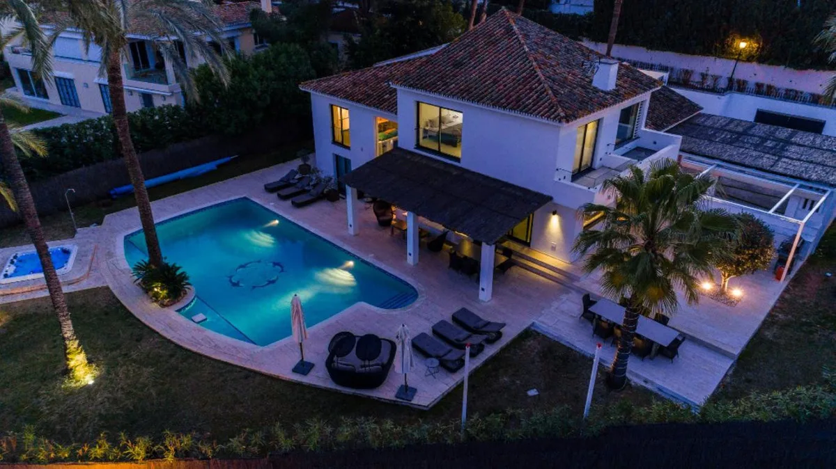 6-Bedroom Villa in Nueva Andalucía 4