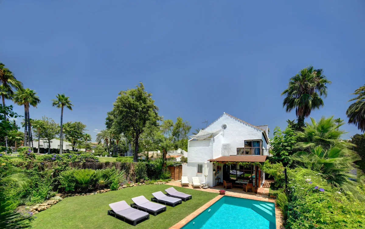 4-Bedroom Villa in Nueva Andalucía — Nueva Andalucía
