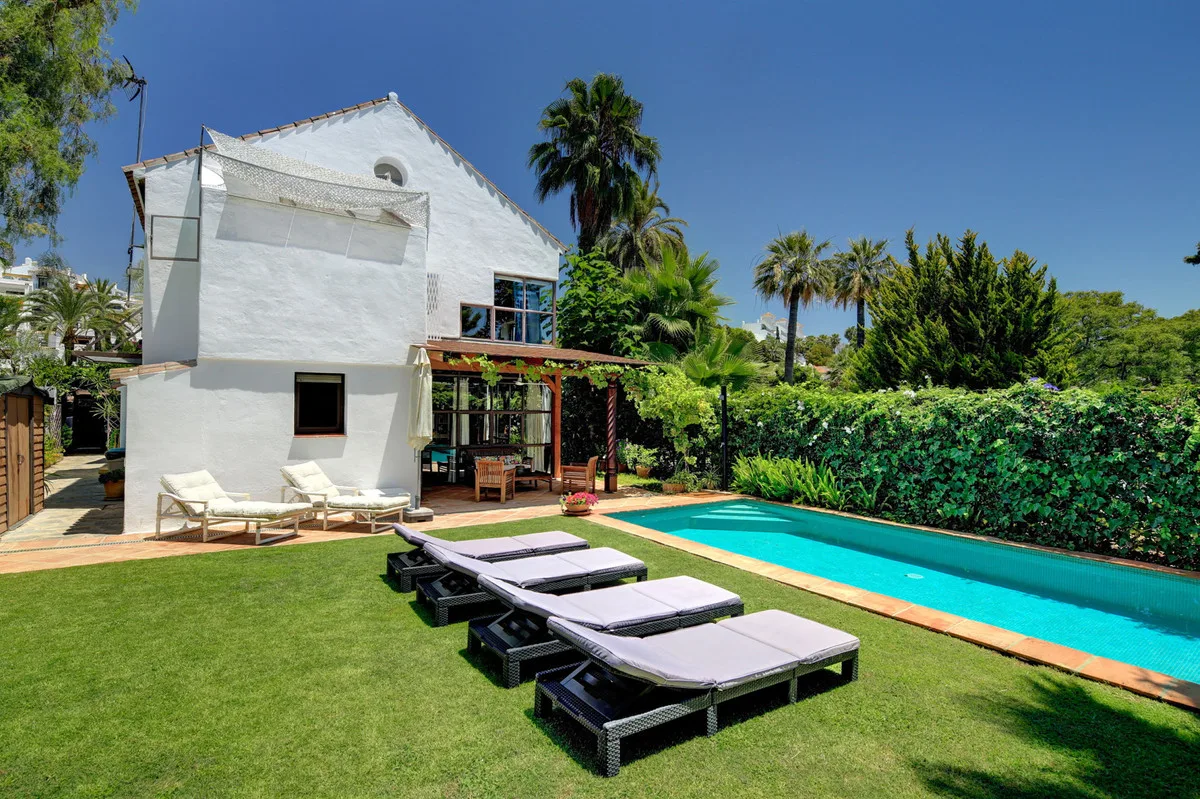 4-Bedroom Villa in Nueva Andalucía 2