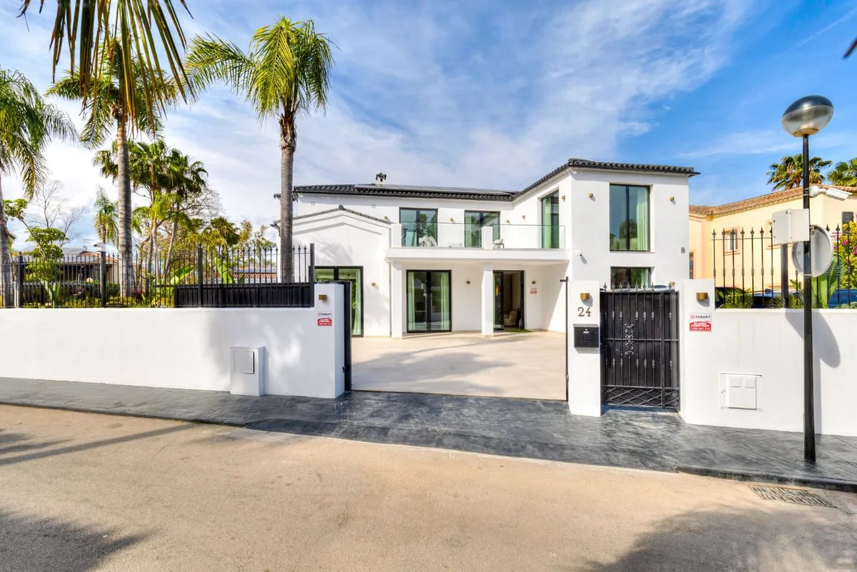 9-Bedroom Villa in Guadalmina Alta — Guadalmina Alta