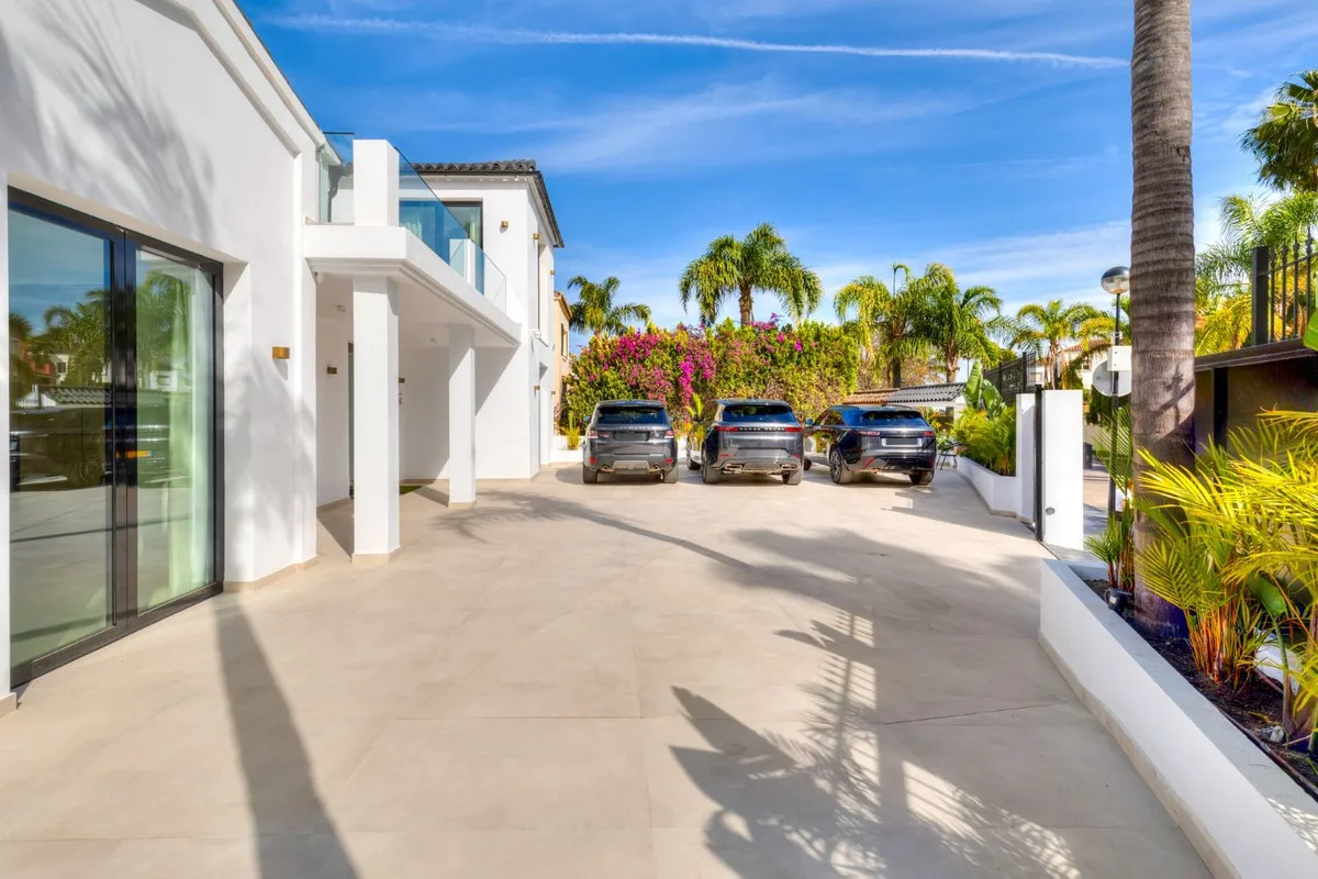 9-Bedroom Villa in Guadalmina Alta 2