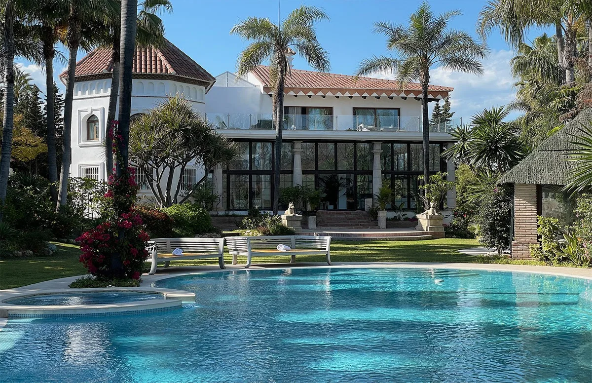 10-Bedroom Villa in Nueva Andalucía — Nueva Andalucía