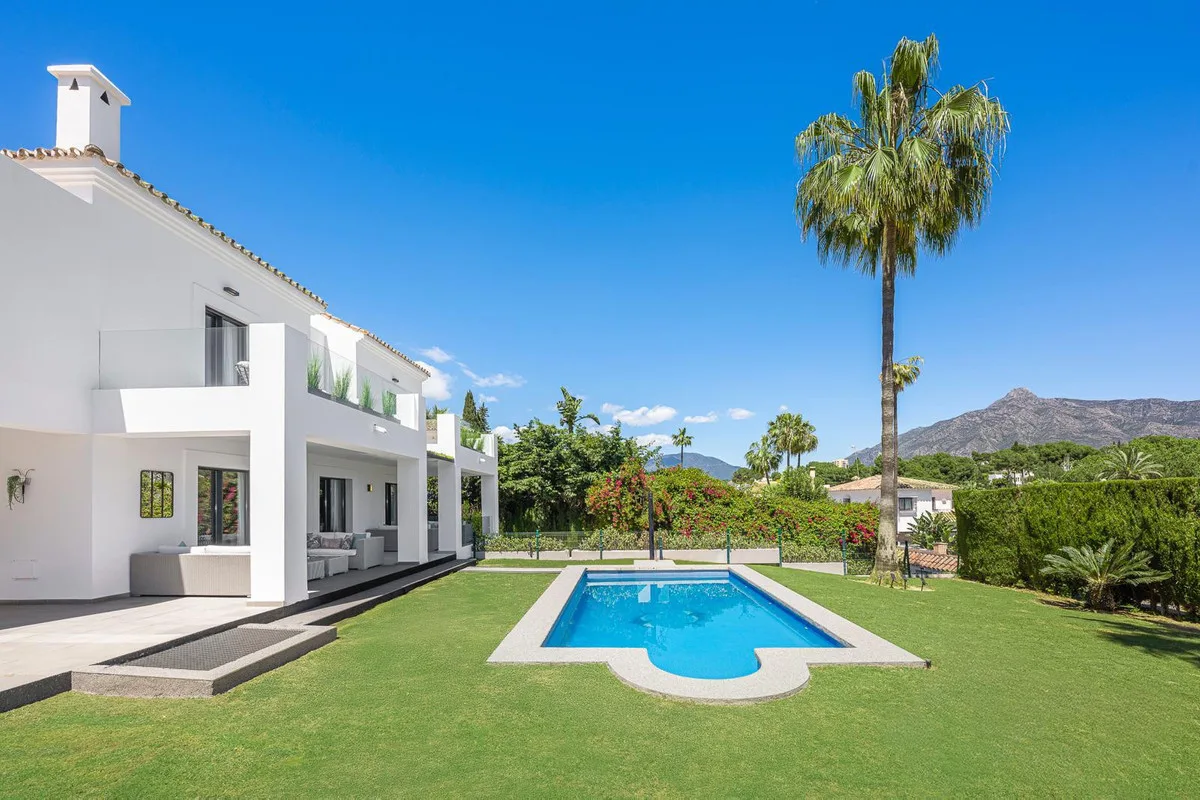 6-Bedroom Villa in Nueva Andalucía — Nueva Andalucía