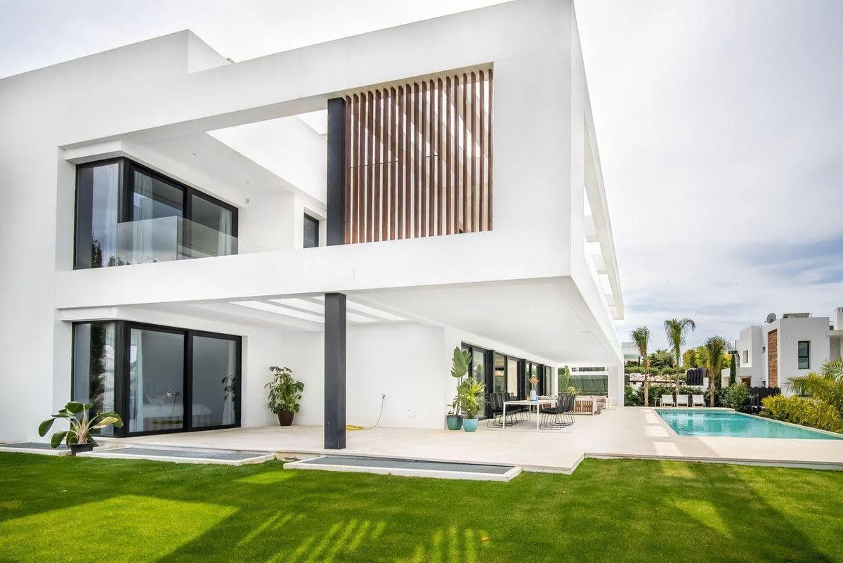 6-Bedroom Villa in Nueva Andalucía 5