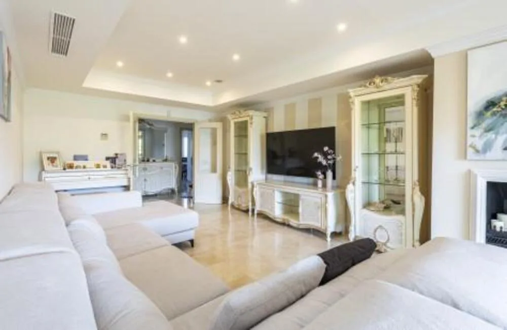 3-Bedroom Apartment in The Golden Mile 5