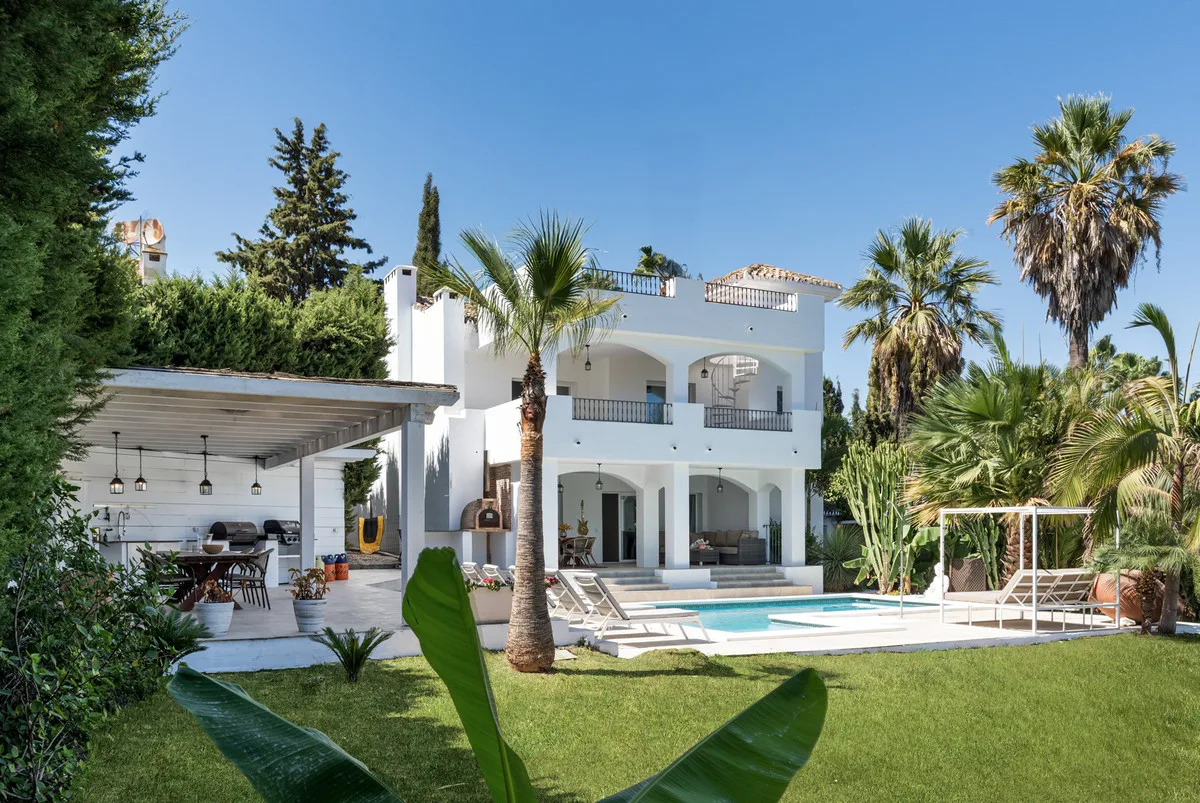 4-Bedroom Villa in Nueva Andalucía — Nueva Andalucía