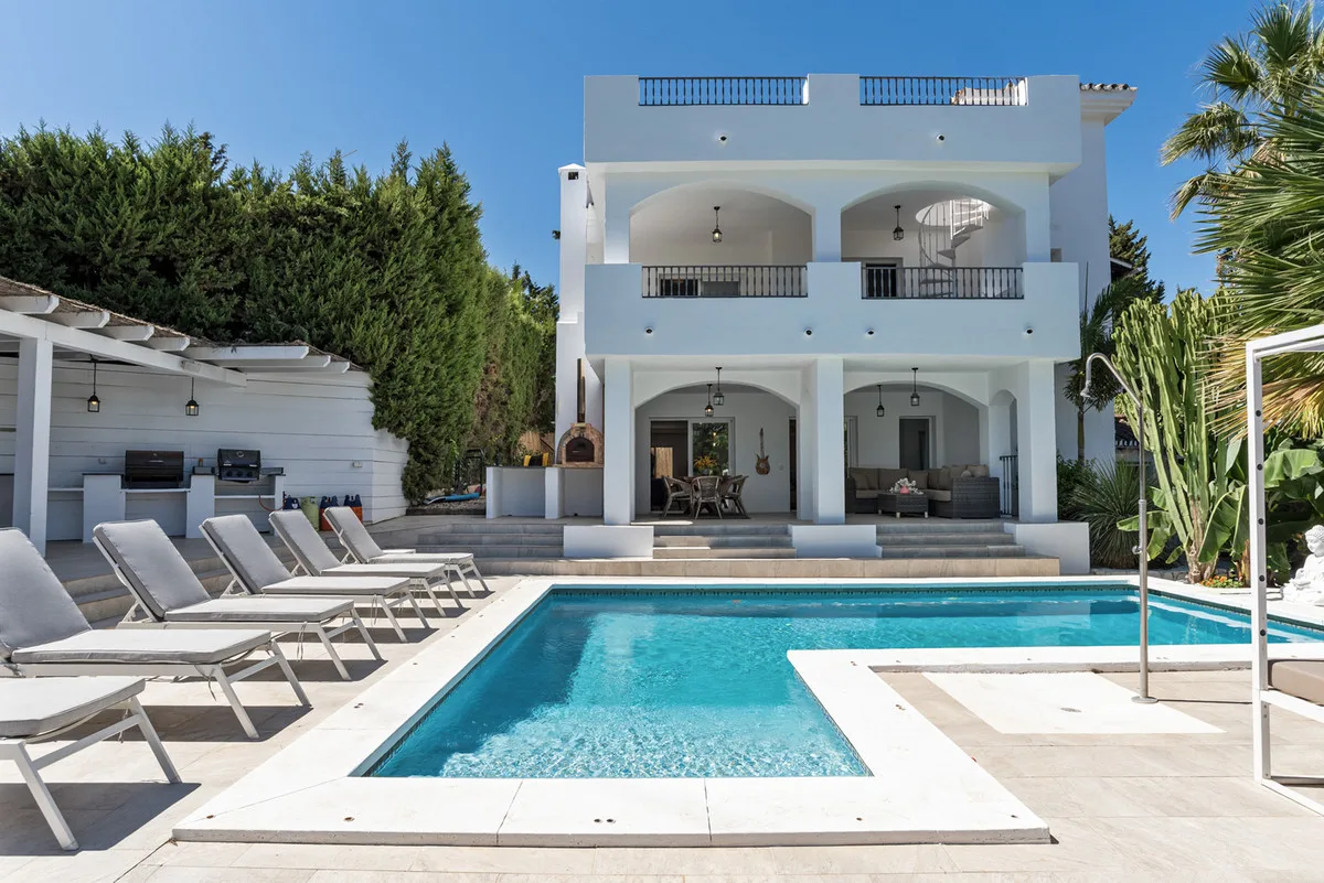 4-Bedroom Villa in Nueva Andalucía 2