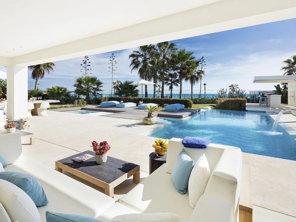 6-Bedroom Villa in The Golden Mile 2