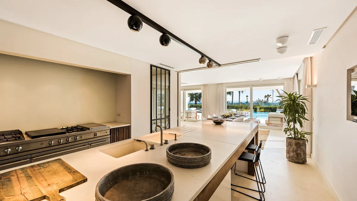 6-Bedroom Villa in The Golden Mile 4